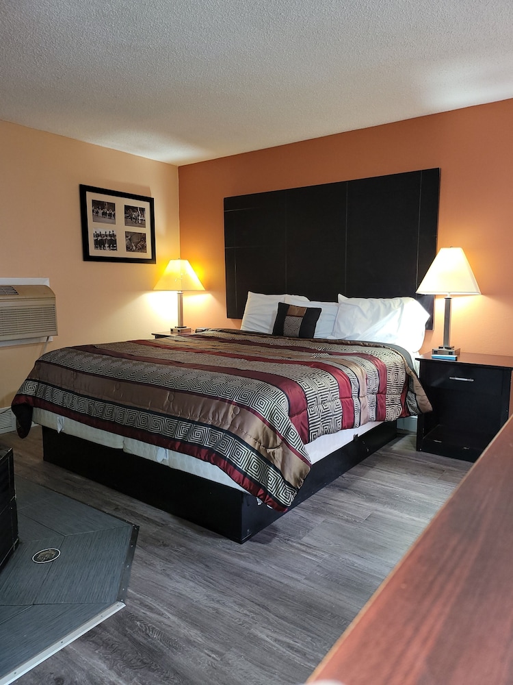 Standard Room, 1 King Bed, Smoking photo 3