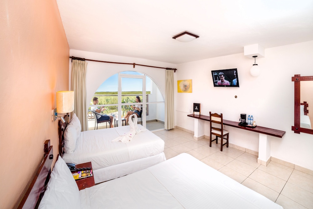 Standard Room, 2 Double Beds, Pool View photo 2