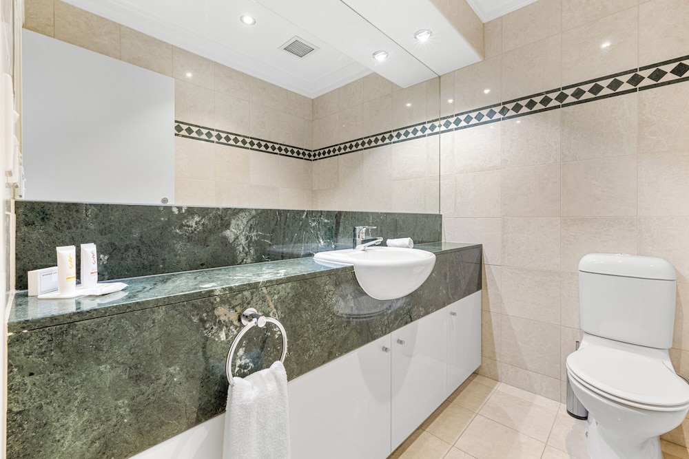 Penthouse Flinders Reach Suite thumbnail 5