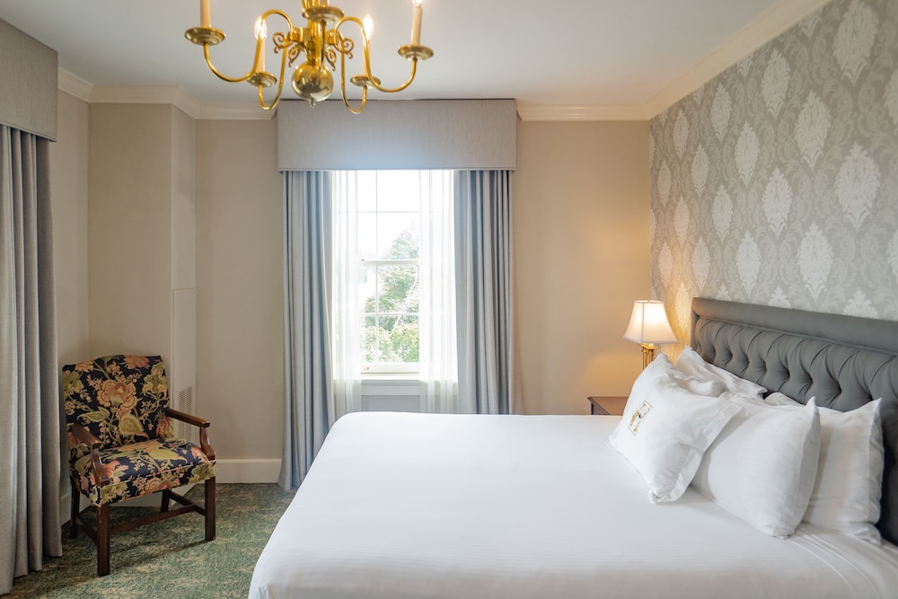 Room, 1 Queen Bed (Bertram) photo 3