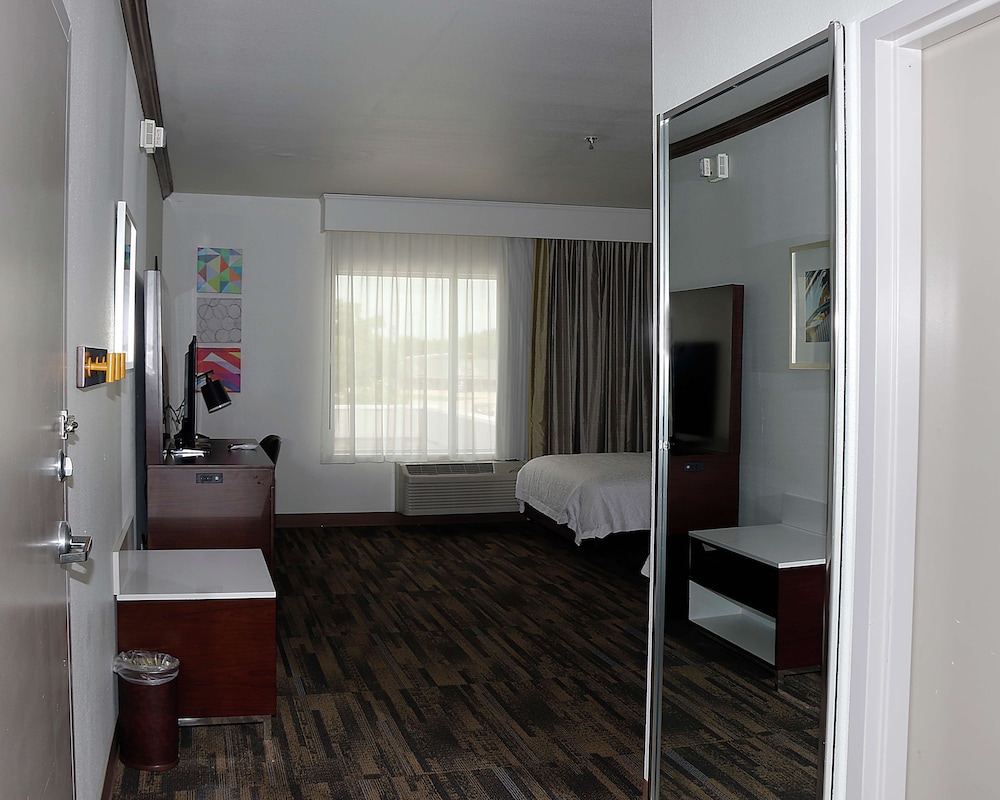 Room, 2 Queen Beds, Accessible, Non Smoking - Photo 3