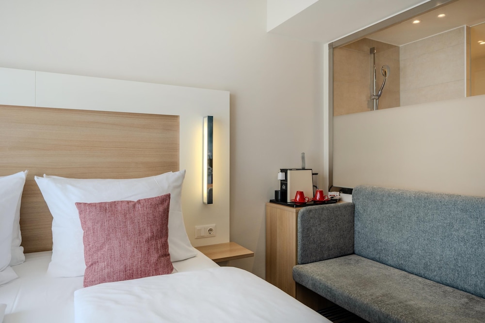 Skyline Category, 1 Queen Size Bed thumbnail 5