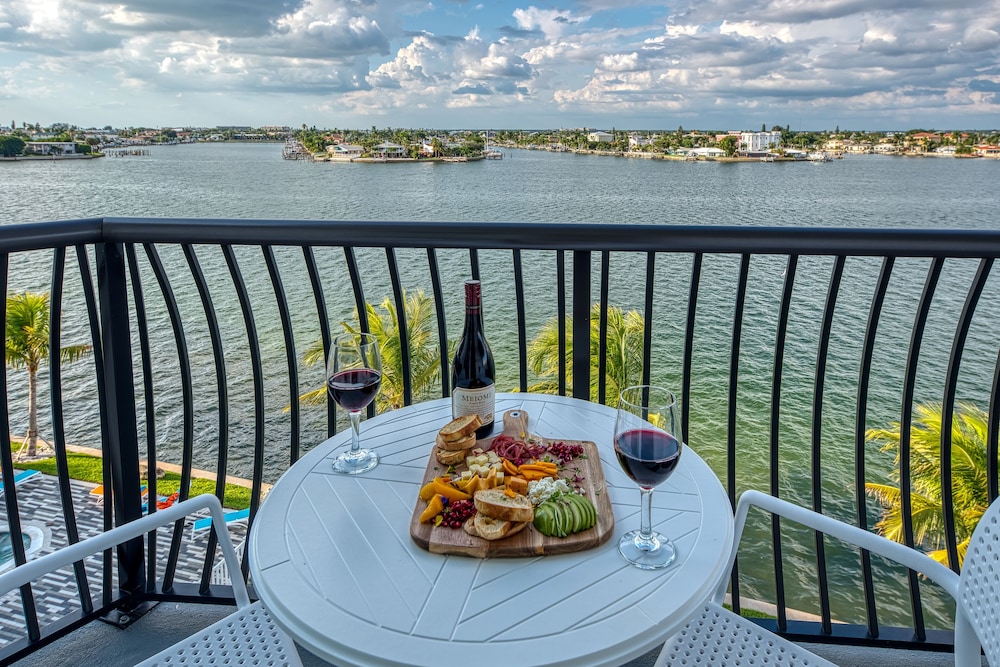 Suite, 2 Bedrooms, Bay View - Photo 11