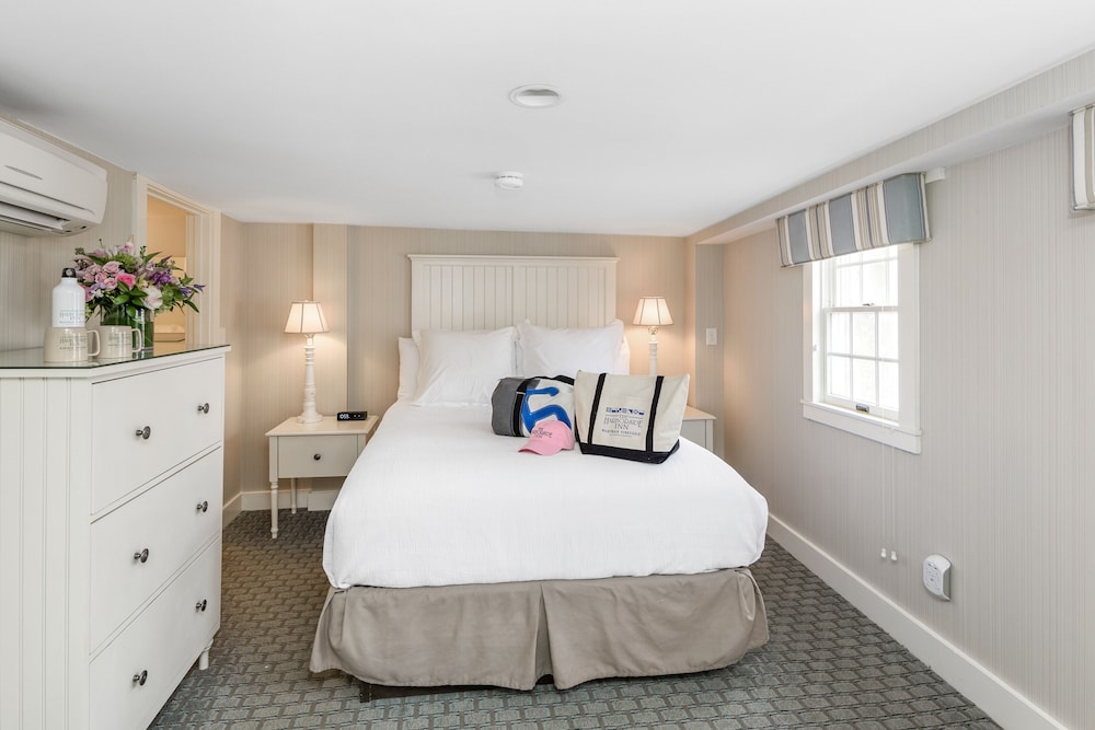 Comfort Room, 1 Queen Bed, City View