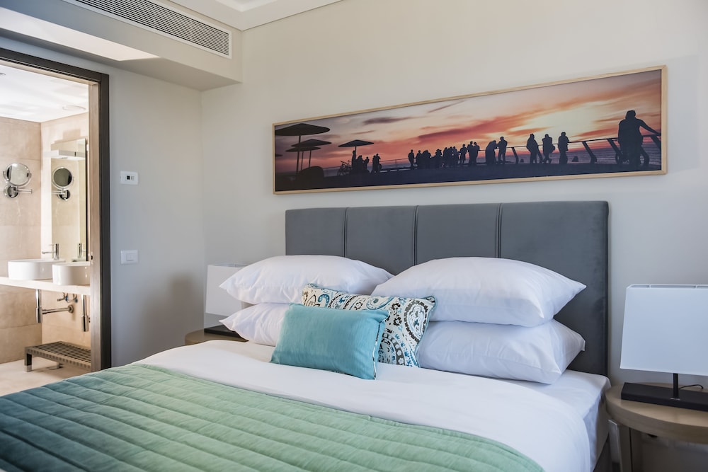Classic Suite, 1 Queen Bed, Hot Tub, Sea View - Photo 2