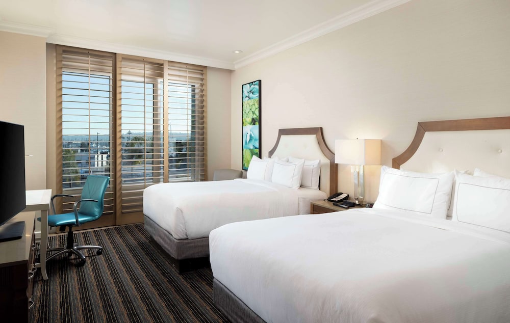 Premium Suite, 2 Queen Beds, Accessible (Hearing) - Photo 3