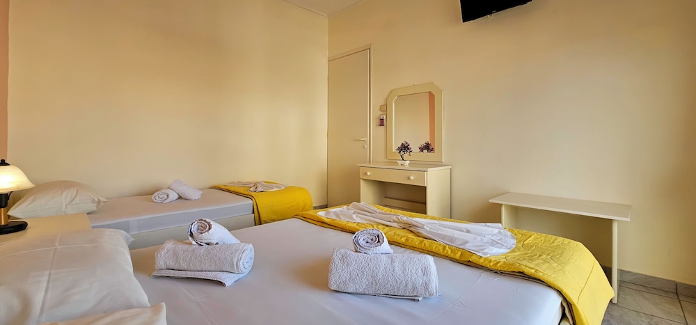 Classic Triple Room, Balcony, City View photo 2