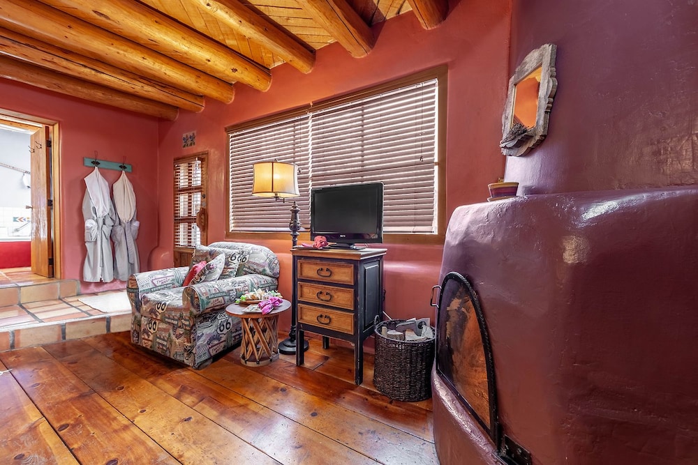 Panoramic Suite, 1 King Bed, Balcony, Mountain View photo 2
