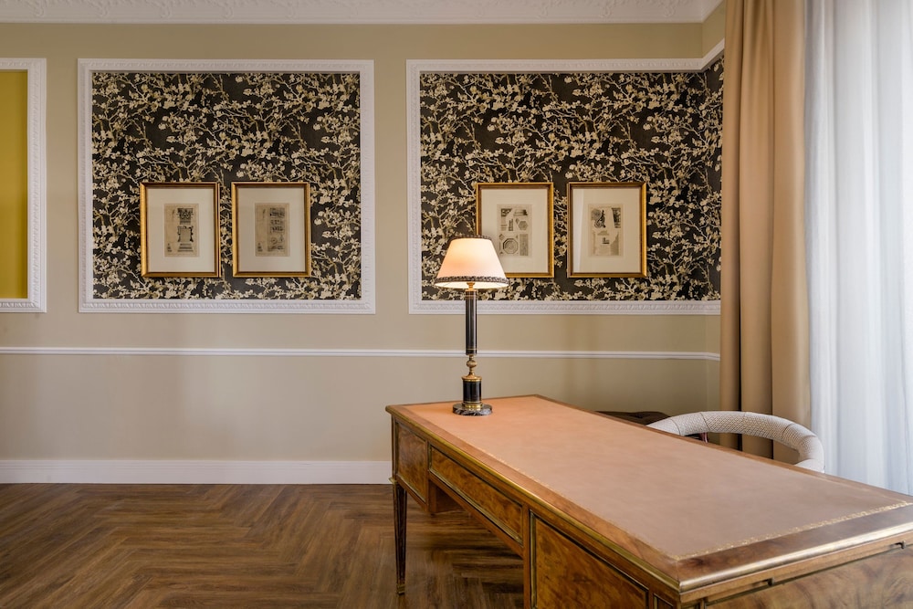 Suite, 1 King Bed, Park View (Corner, Fireplace)