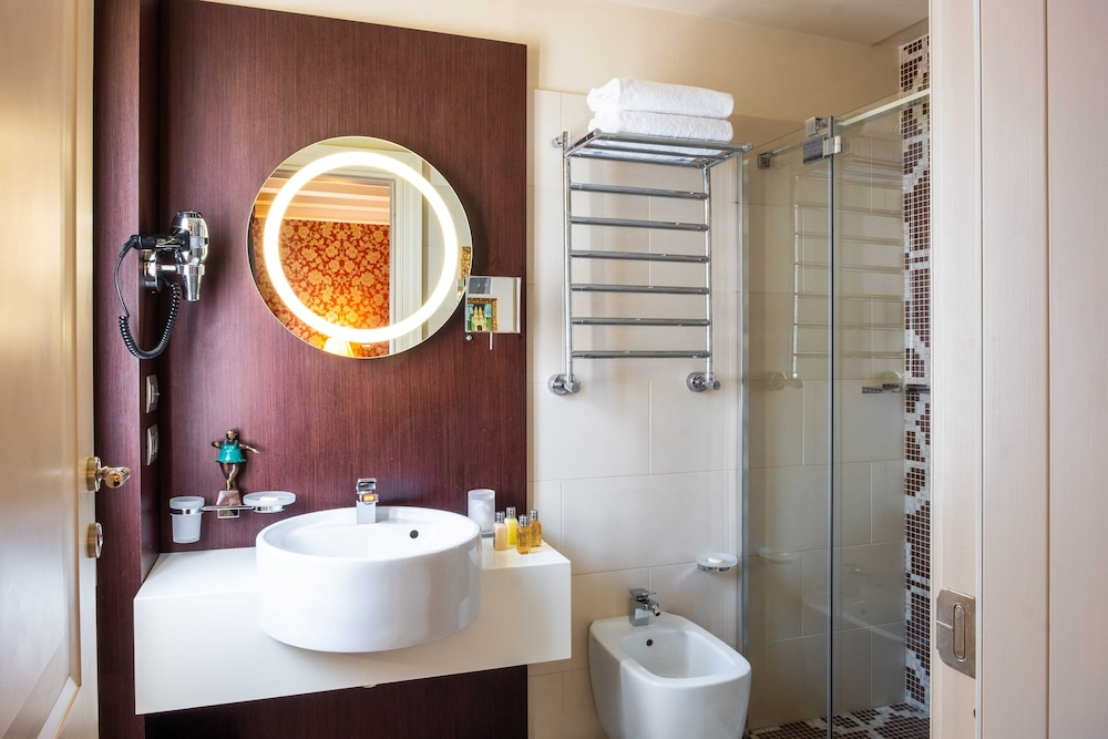 Classic Double or Twin Room, Canal View photo 2