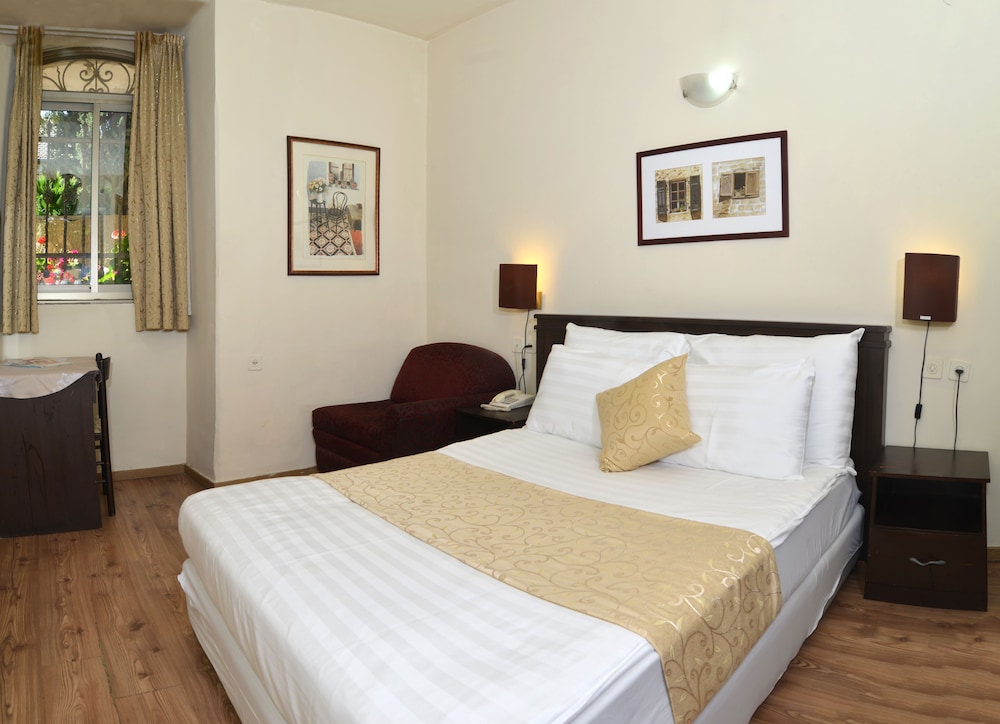 Economy Double Room (semi basement) photo 1