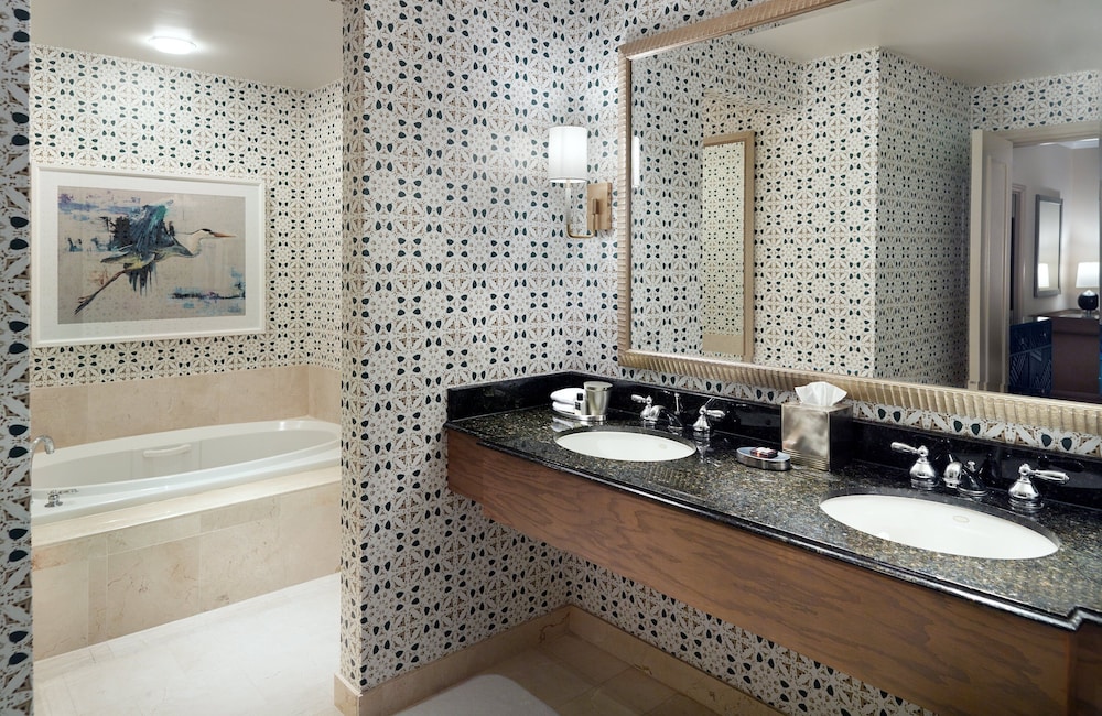 Suite, 1 King Bed, Accessible (Florida Suite) thumbnail 6