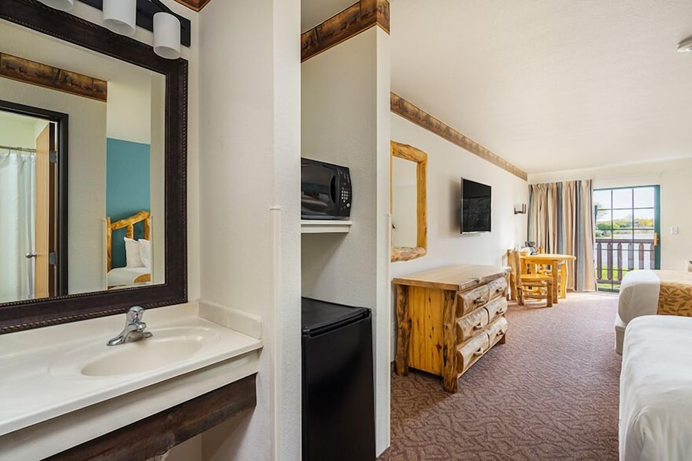 Family Suite with Balcony, 2 Queen Beds with Sofa Bed photo 3