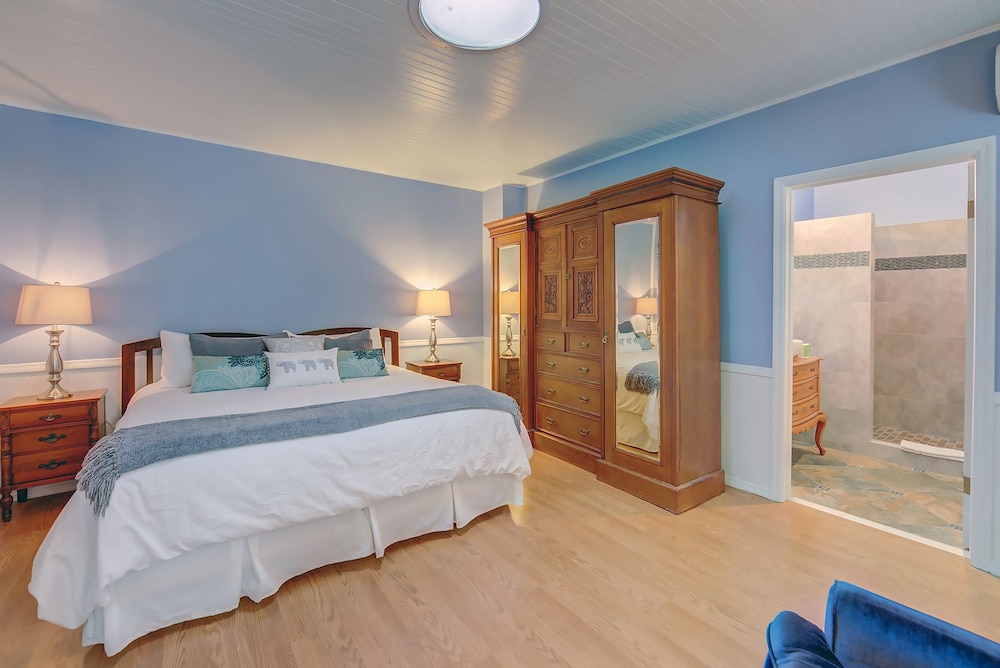Luxury Suite, 1 King Bed, Patio