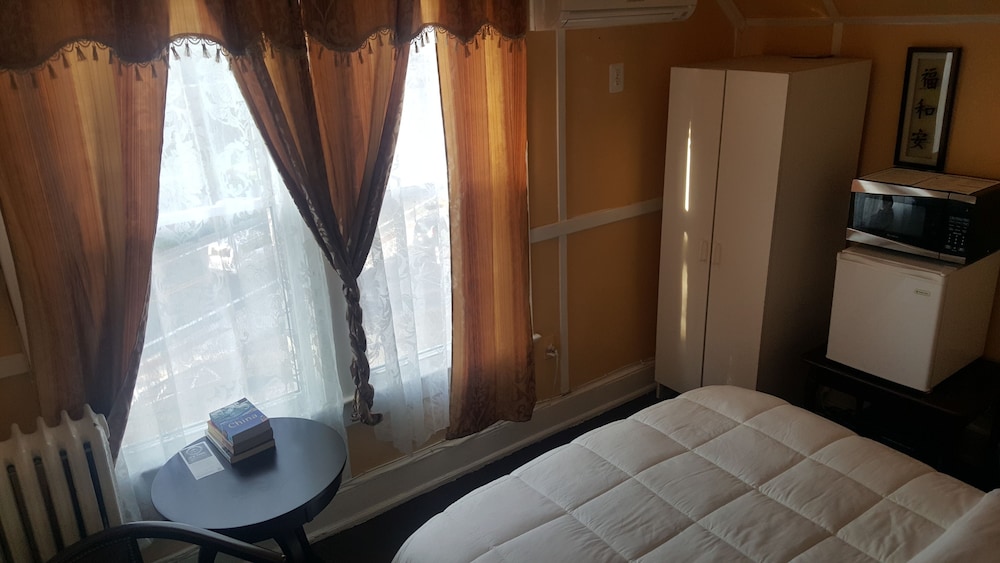 Room, 1 Queen Bed, Private Bathroom (Carroll) photo 3
