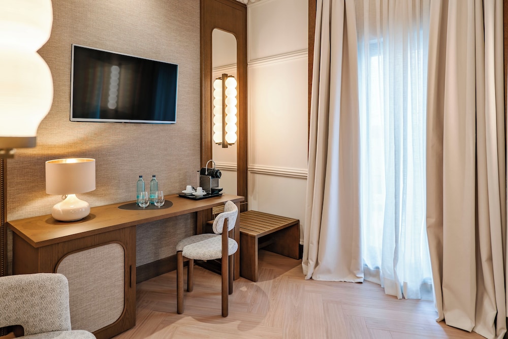 Superior room single use Barrio de las Letras view with balcony