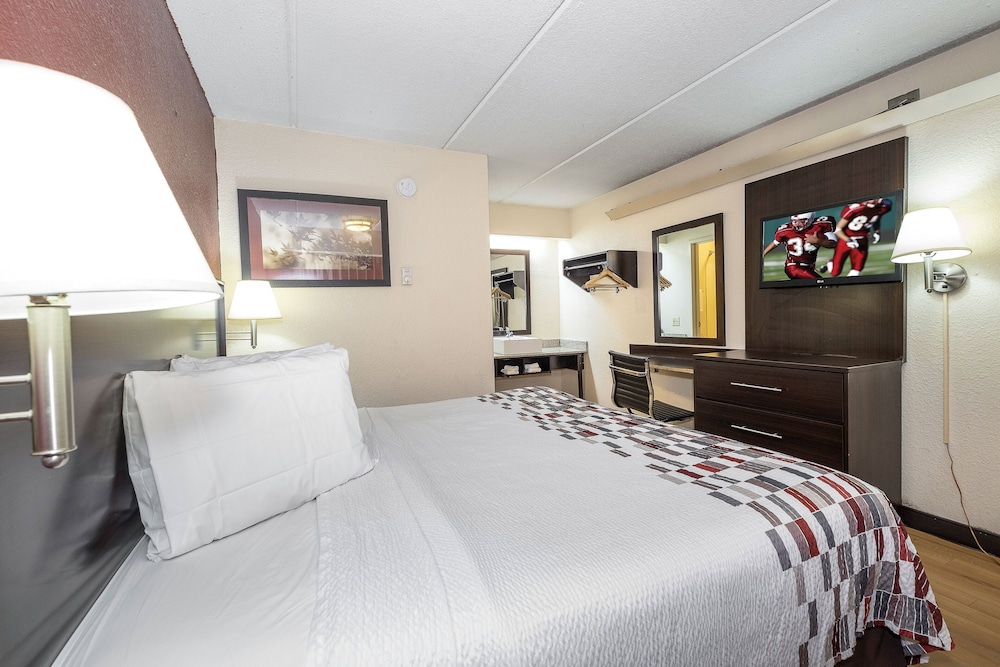 Standard Room, 1 King Bed, Smoking - Photo 3
