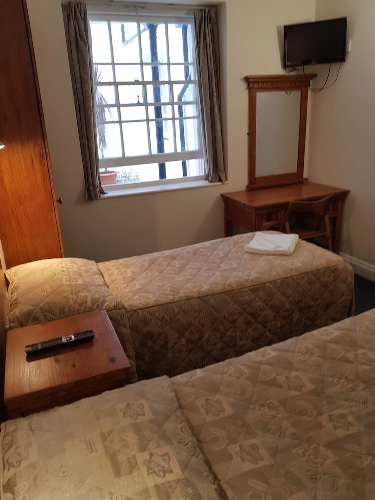 Standard Twin Room, Ensuite photo 3