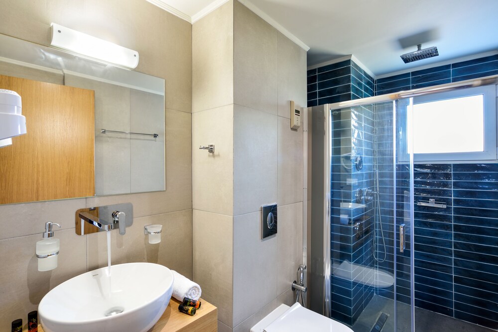 Superior Room with Balcony - Photo 4
