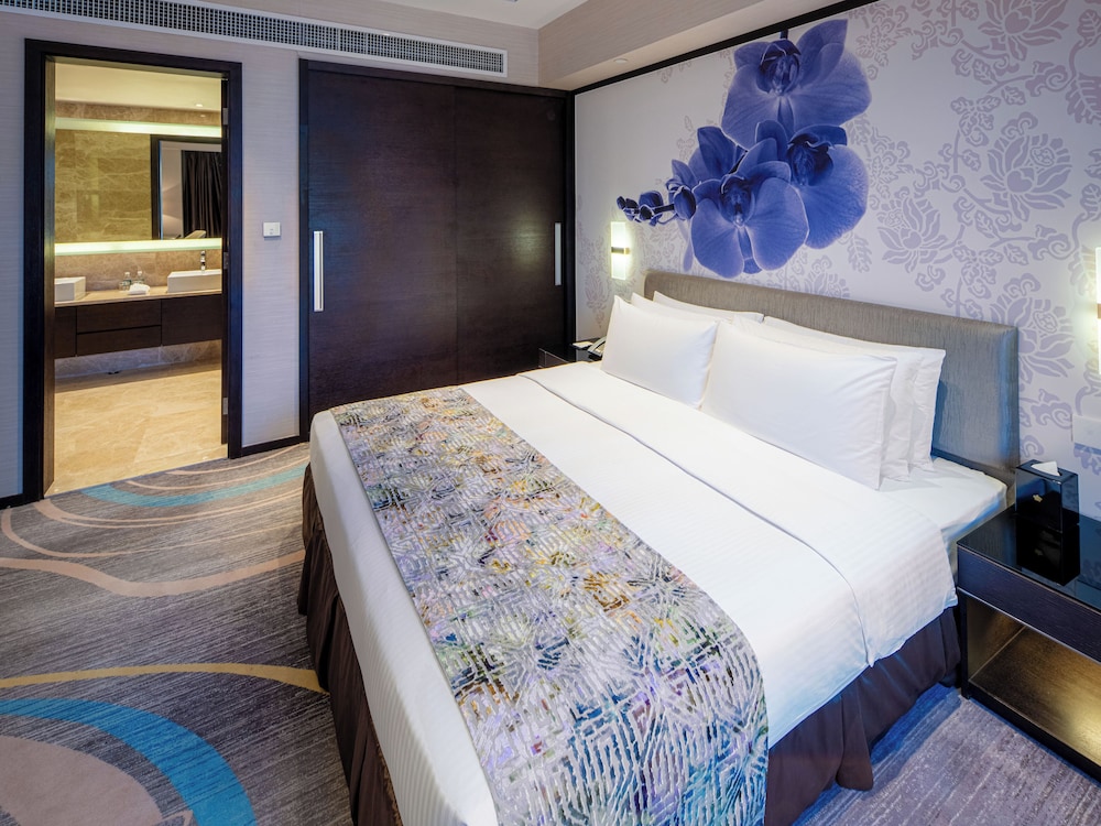 Executive Suite - Photo 2