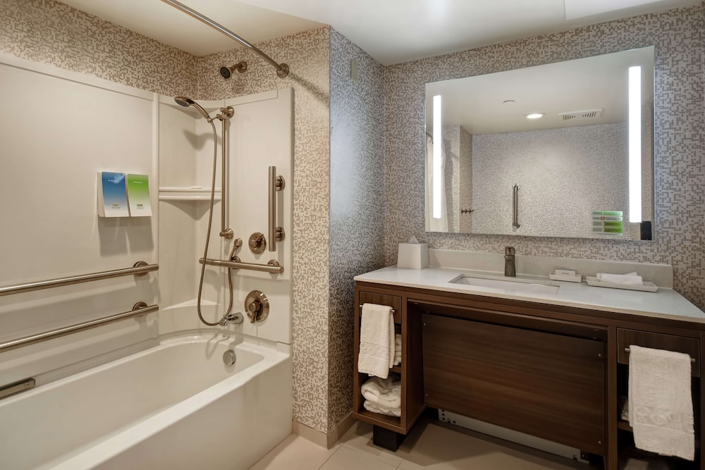 Suite, 1 King Bed, Accessible (Hearing) - Photo 6