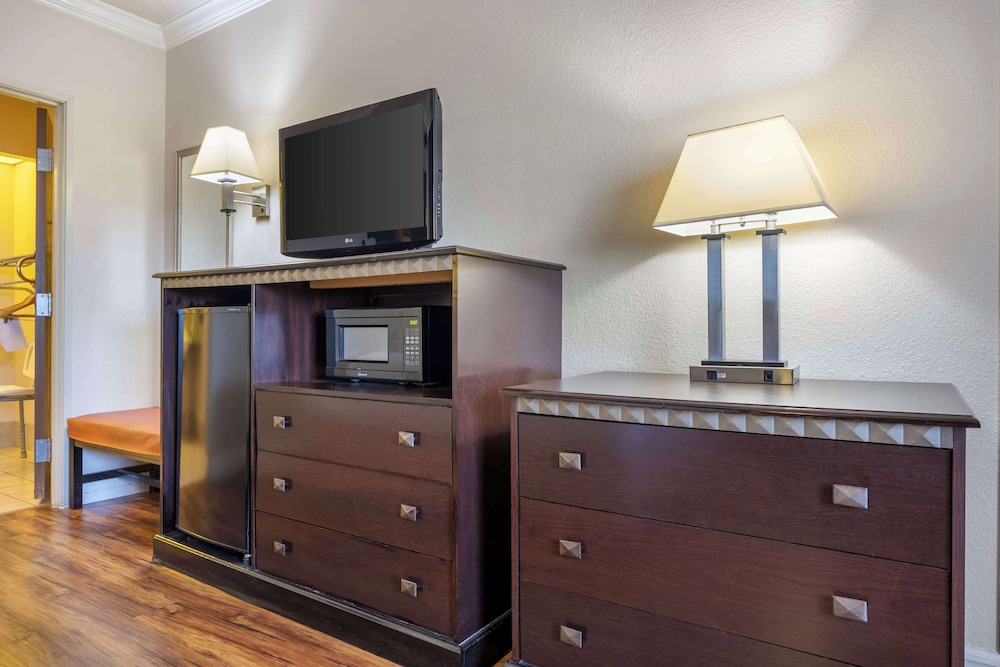 Standard Room, 1 King Bed, Accessible, Ground Floor - Photo 2