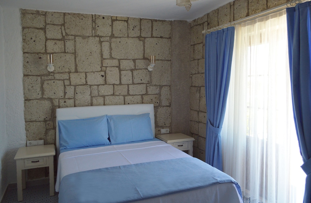 Room, Pool View