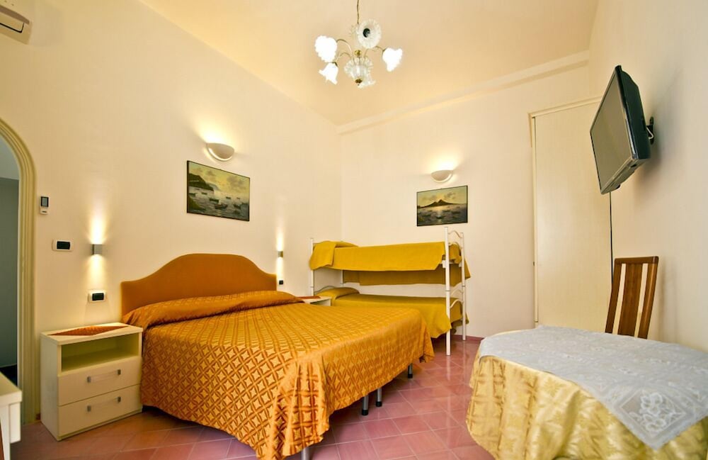 Quadruple Room - Photo 3