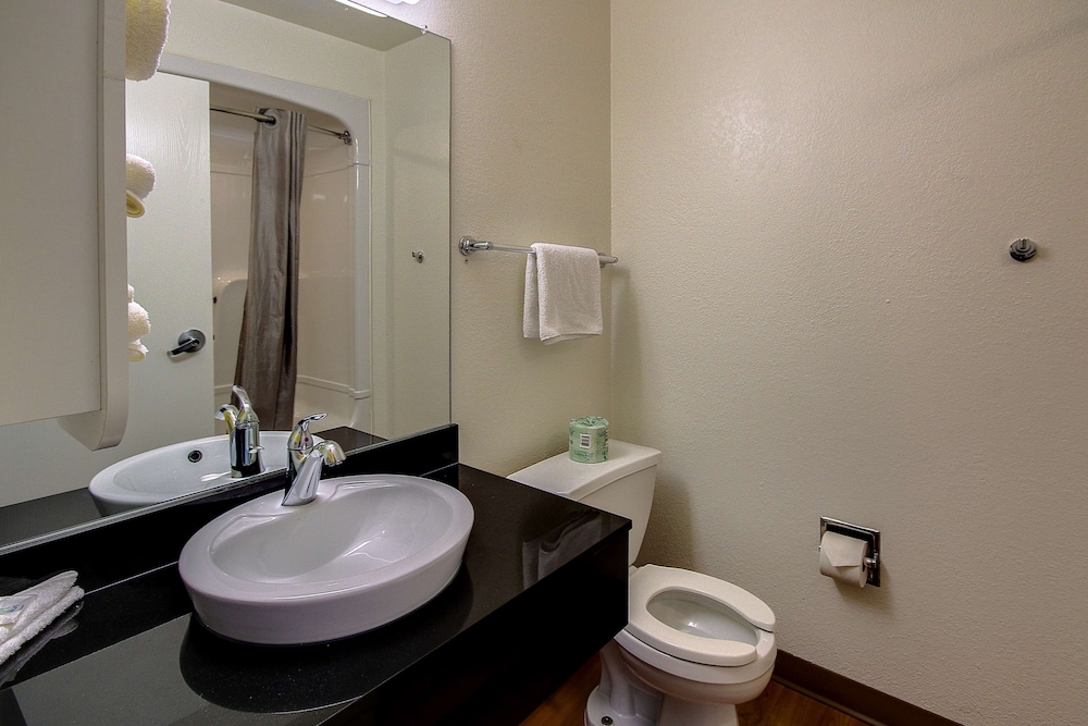 Deluxe Room, 1 King Bed, Non Smoking, Refrigerator & Microwave photo 2