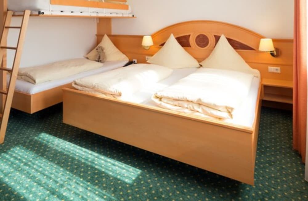 Superior Quadruple Room (Air-conditioning) photo 3