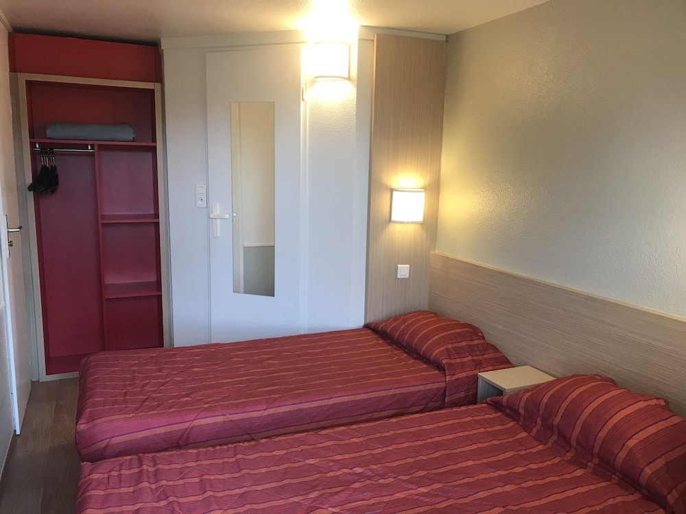Standard Room, 3 Twin Beds - Photo 3
