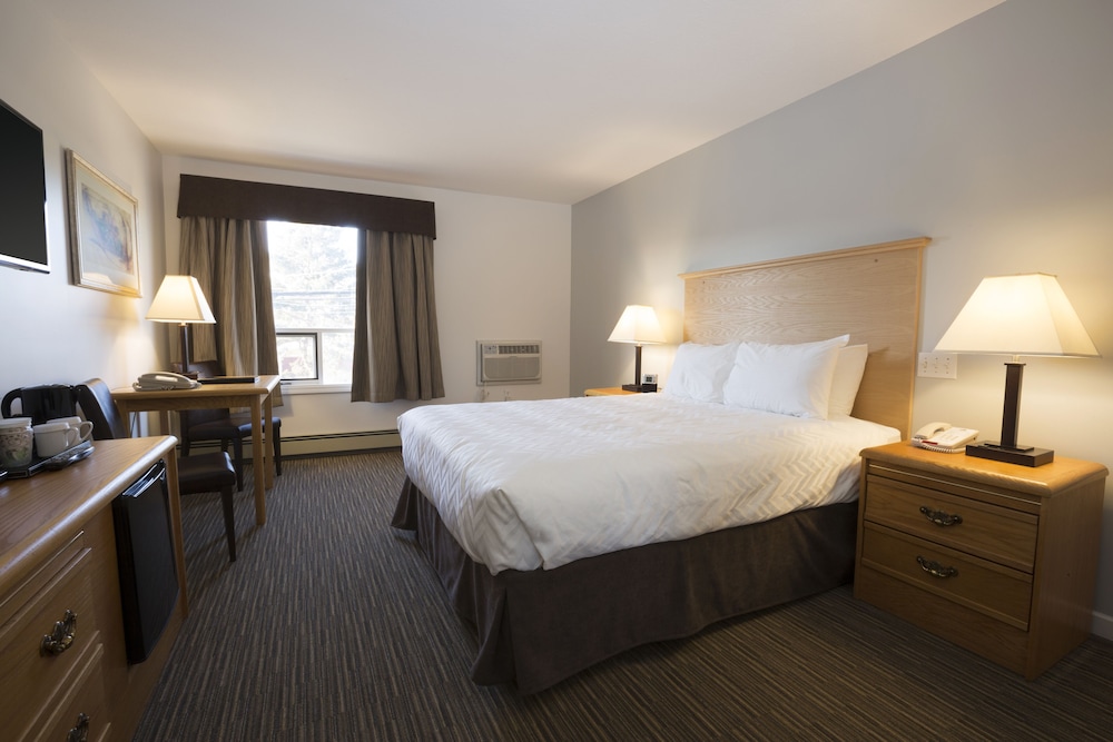 Senior Room, 1 Queen Bed, Non Smoking, Private Bathroom