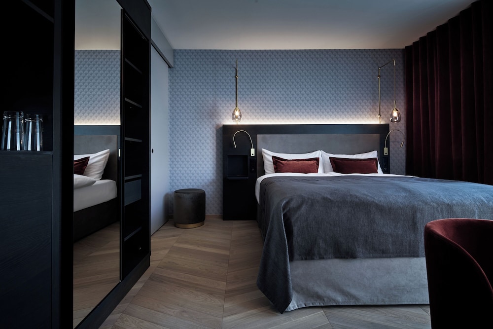 Standard Room, 1 King Bed - Photo 5