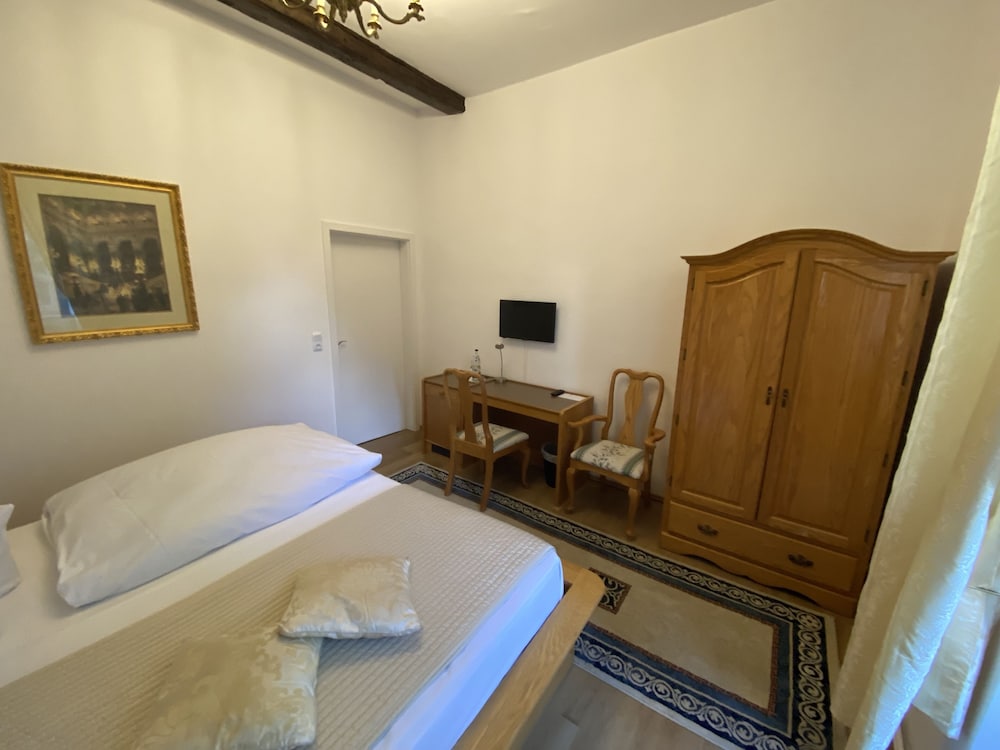 Basic Room, 1 Queen Bed, Private Bathroom photo 2