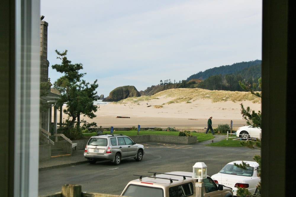 Southwind 2 Bedroom Apartment with limited Ocean View photo 3
