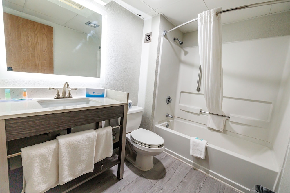 Standard Room, 1 King Bed, Accessible Bathtub photo 3