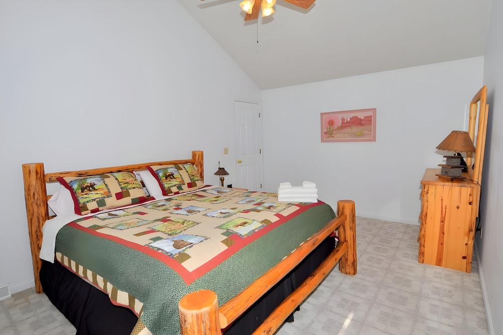 House, Multiple Beds (Almost Heaven - Cozy and Wonderful )