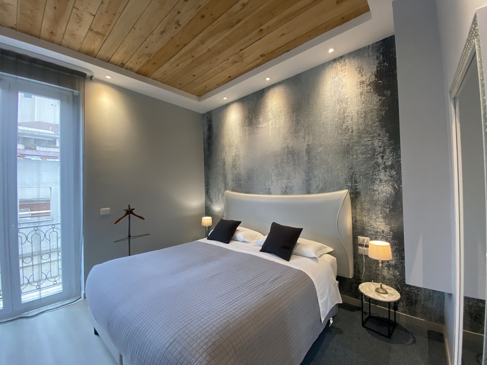 Deluxe Double or Twin Room - Photo 9