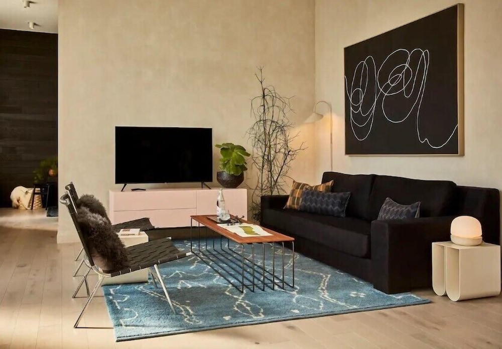 Deluxe Suite, 1 King Bed, Kitchen, Ground Floor