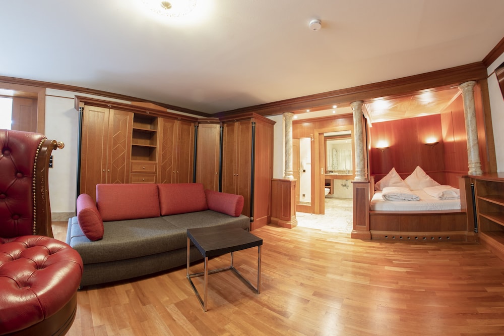Luxury Suite, 1 Queen Bed with Sofa bed, Kitchenette, Lake View (Suite) photo 2