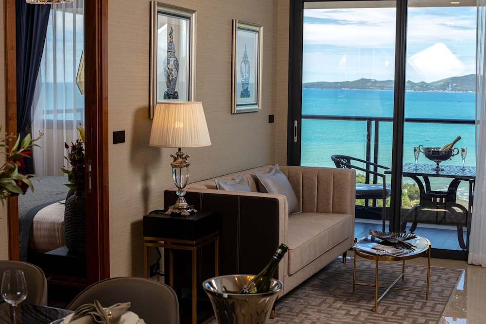 2 bedroom Deluxe Seaview Suite - Photo 1