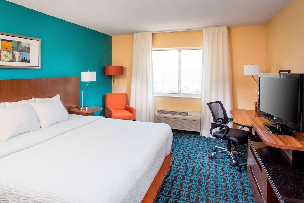Room, 1 King Bed (Mobility Accessible, Roll-In Shower) - Photo 3