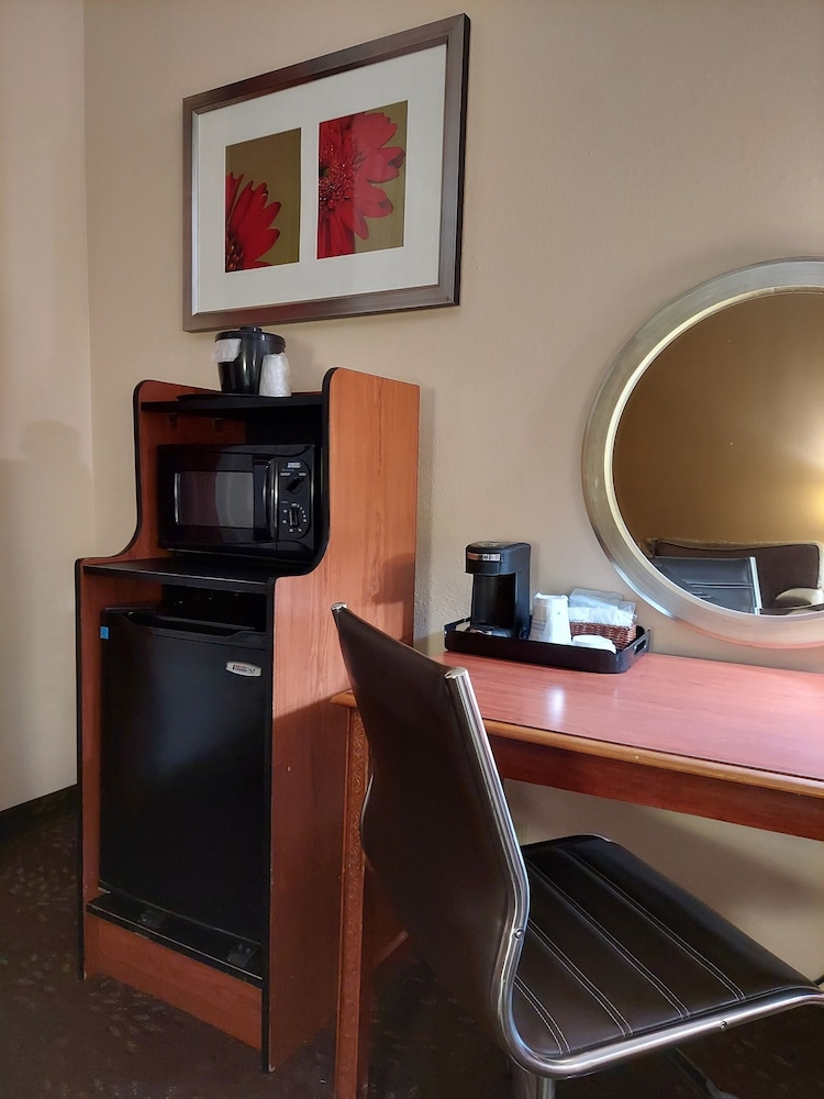 Suite, 1 King Bed, Non Smoking - Photo 2