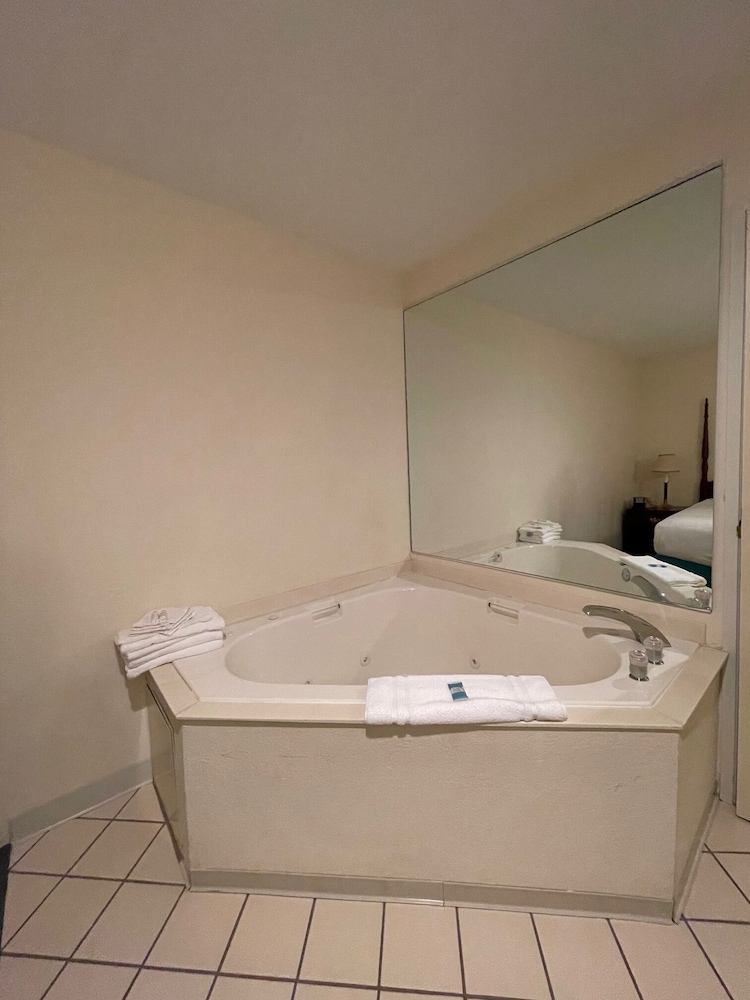 Deluxe Suite, 1 King Bed with Sofa bed, Jetted Tub, Fireplace photo 3