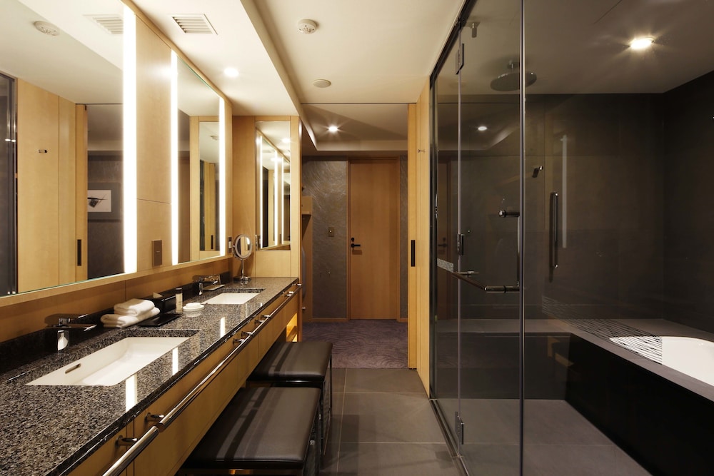 Club Premier King, Non Smoking (Breakfast & Club Lounge Access Included) thumbnail 6