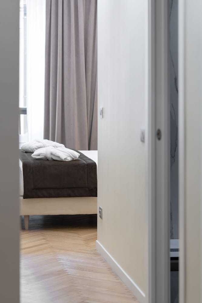 Classic Suite, 1 King Bed with Sofa bed thumbnail 5