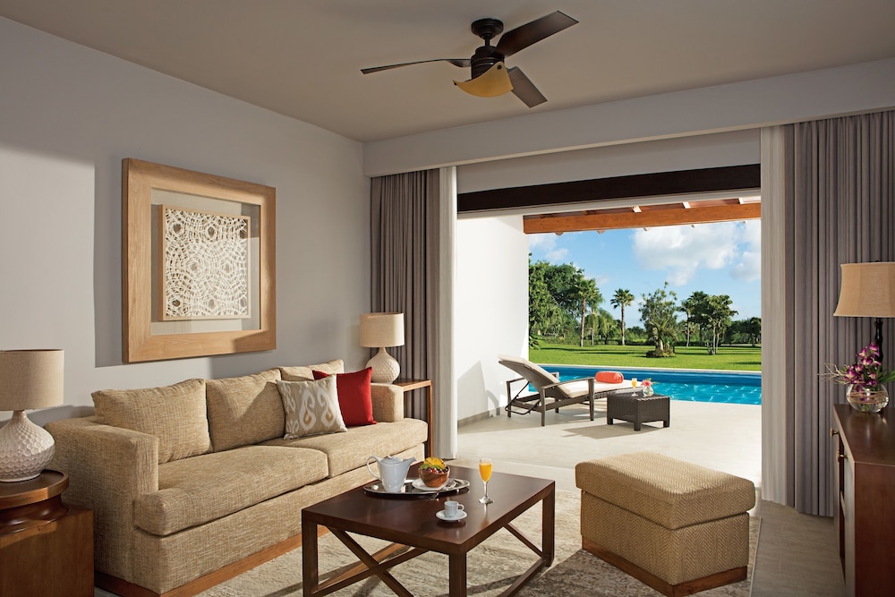 Preferred Club Suite Swim Up King Bed photo 2
