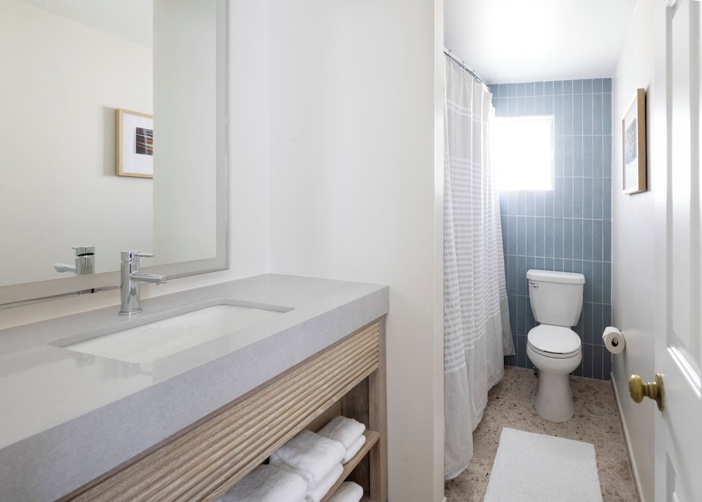 Room (Dog-Friendly King & Queen) - Photo 4