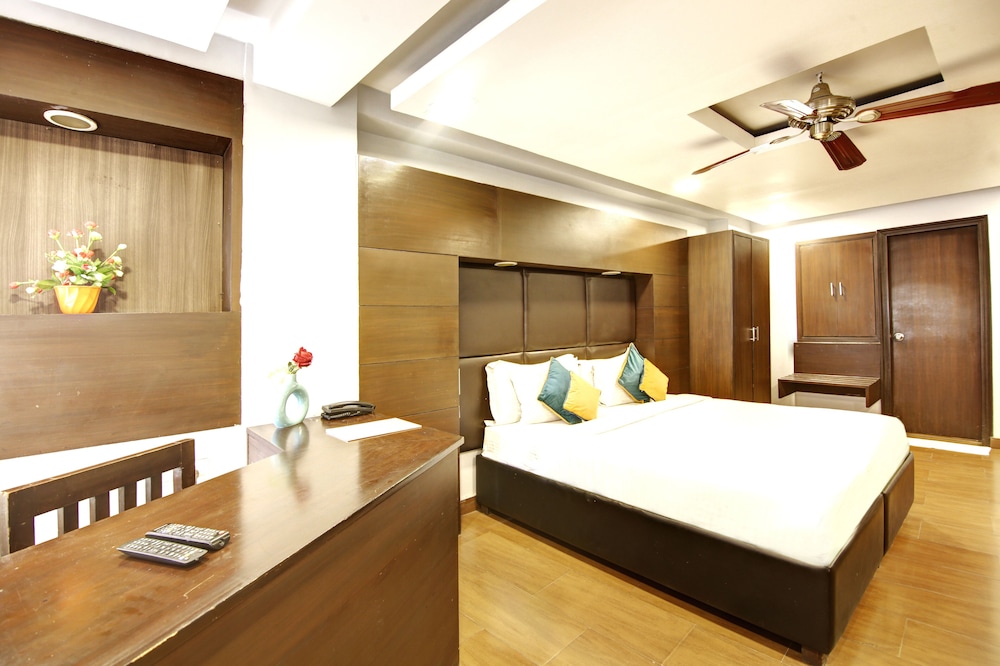 Club Room, 1 King Bed - Photo 7