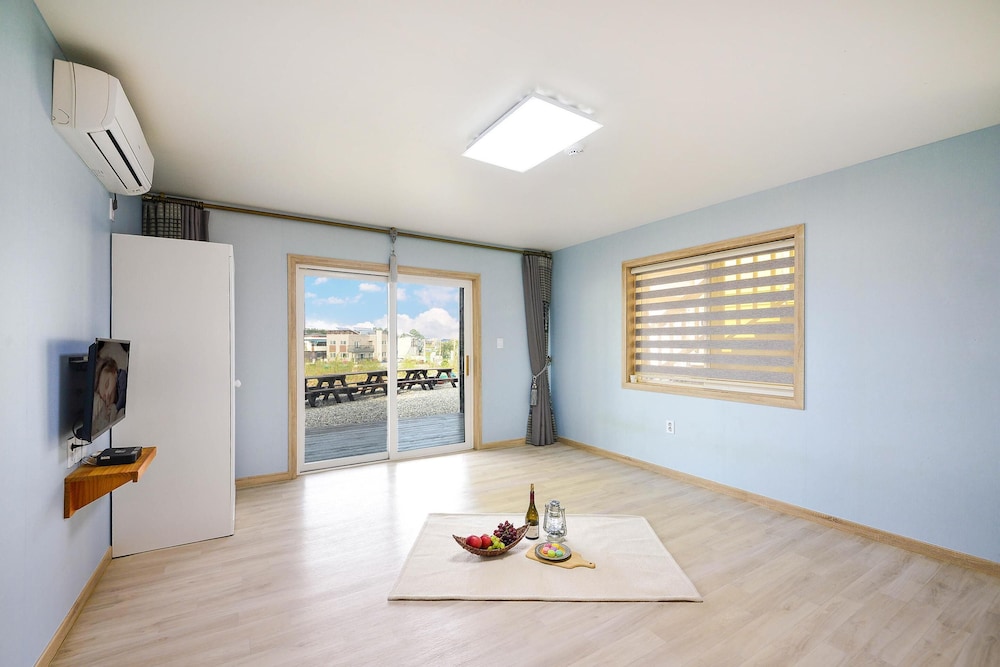 Basic Room, 1 Bedroom (102 ( F1 )) - Photo 1